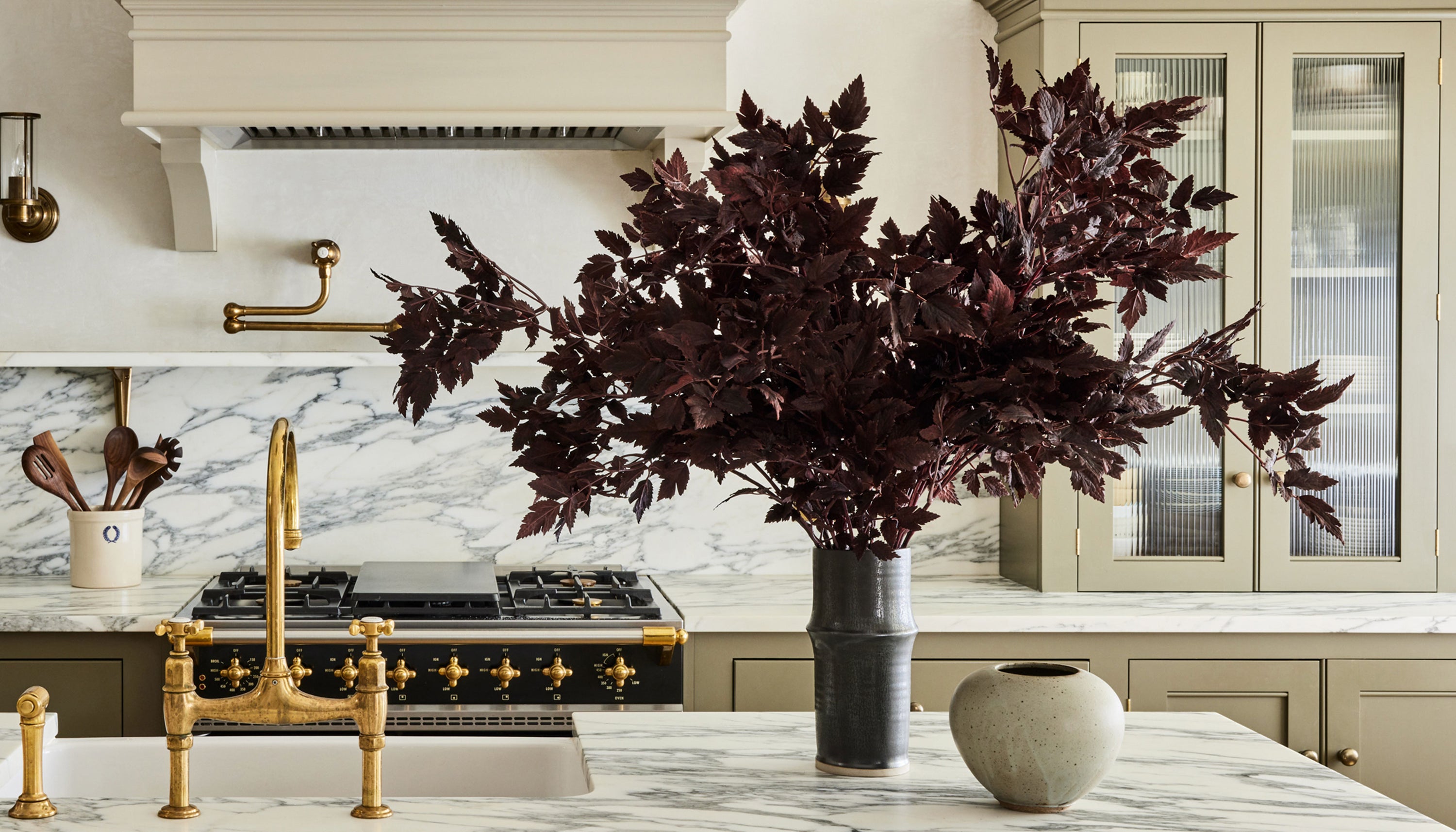 Discover the best fall flowers for home décor, including forsythia. | Afloral