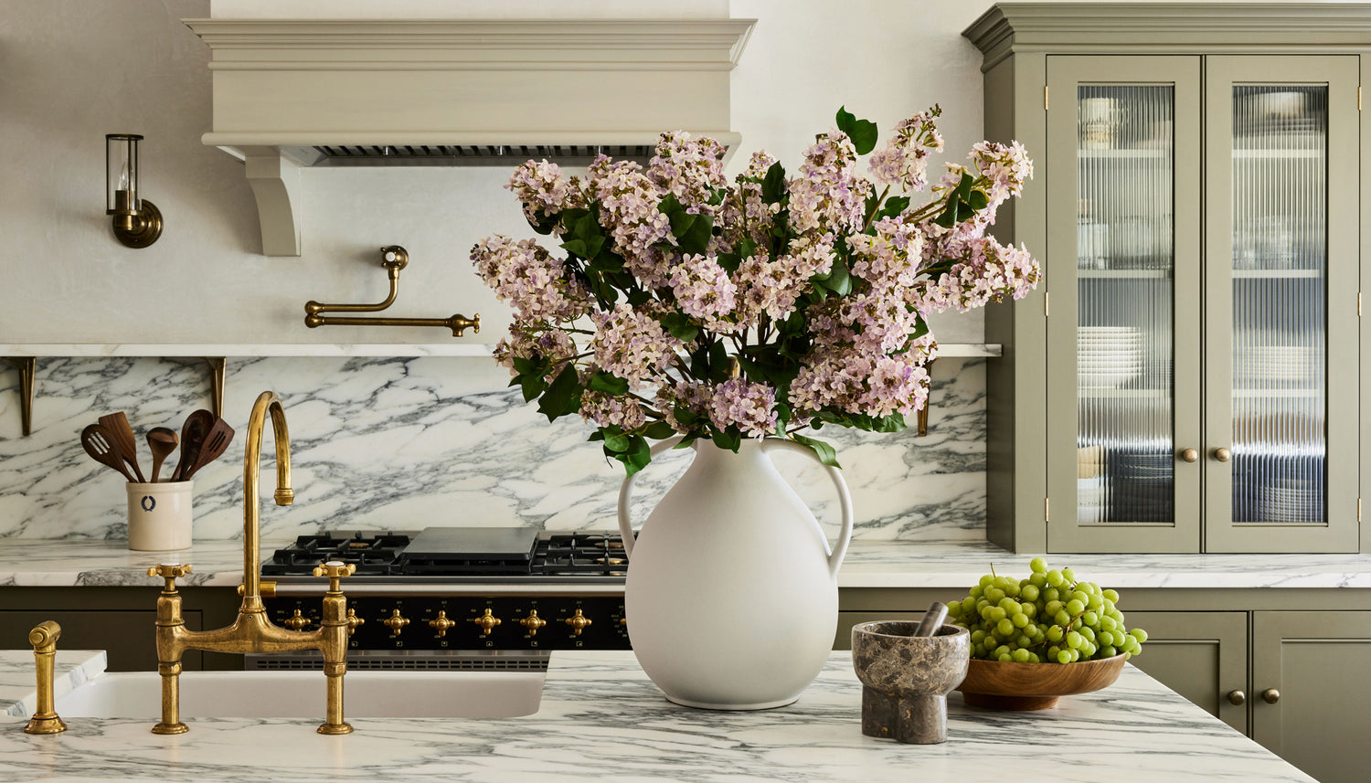 Explore the best spring flowers for home decor. | Afloral