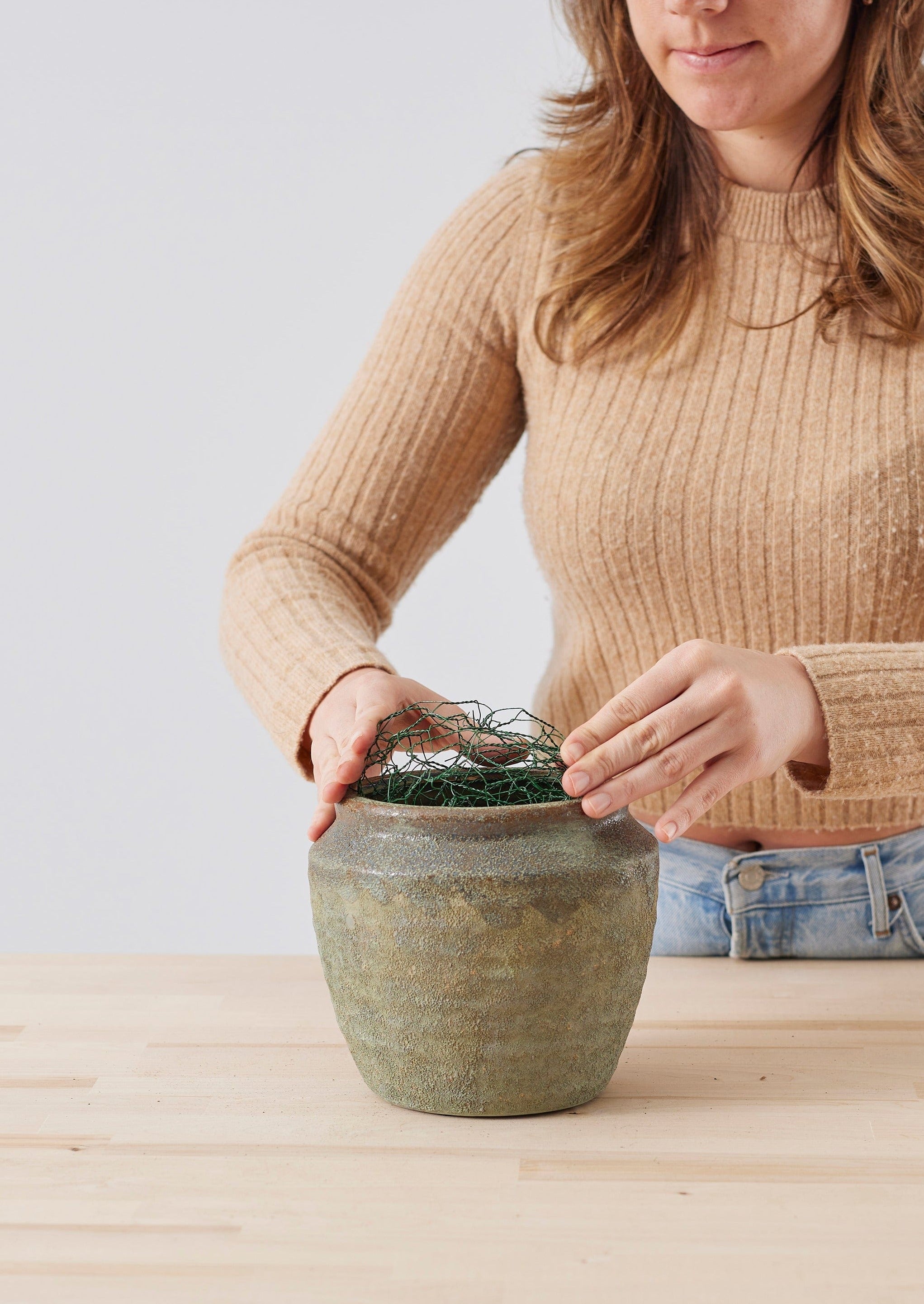 placing chicken wire in Afloral Earthy Plant Pot