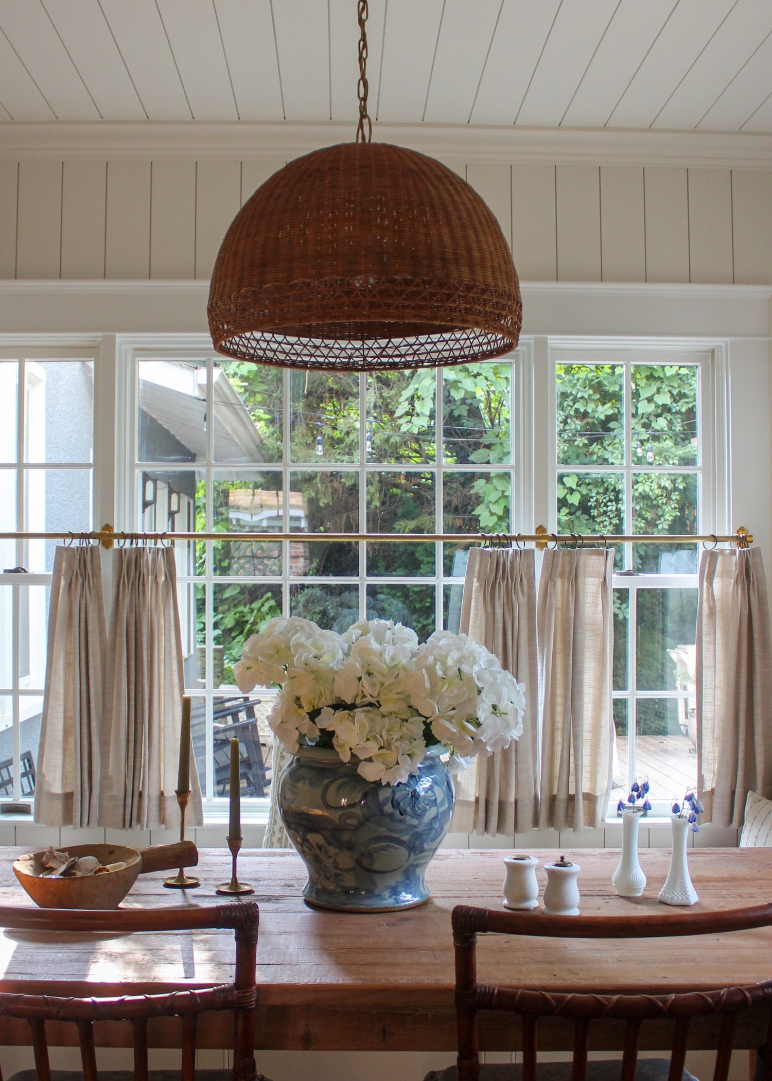 Dining room with white hydrangeas arrangement