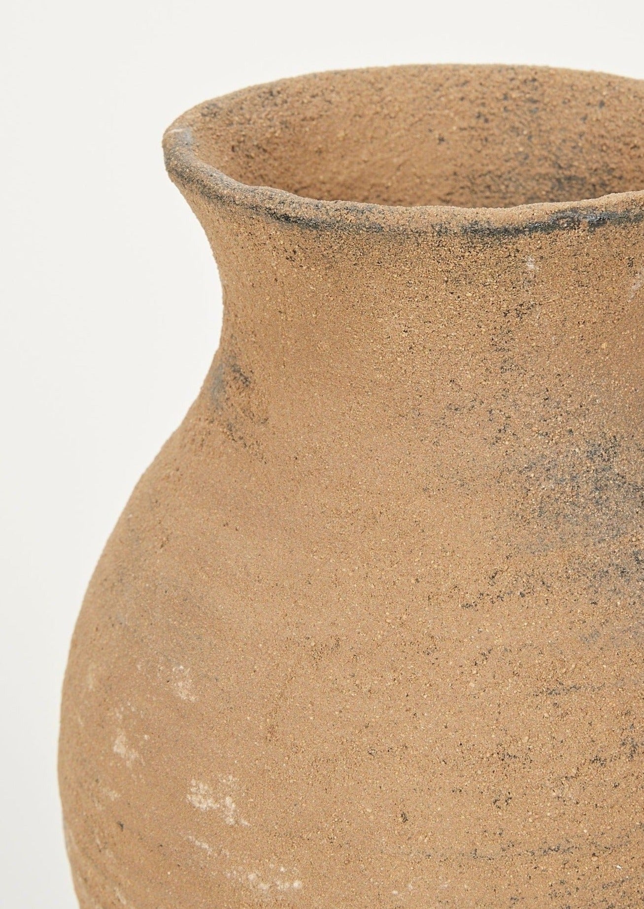 Brown clay drop vase and openwork flowers – HUAKAL