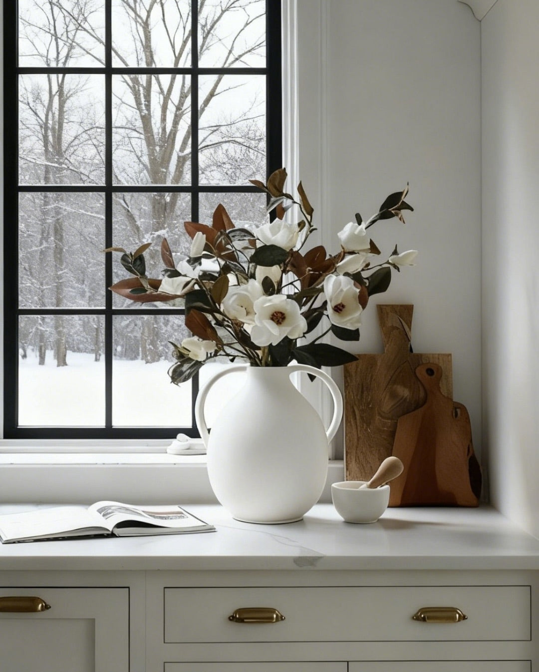 Large White Magnolia Early Spring Design