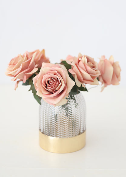 Vase with pink roses 
