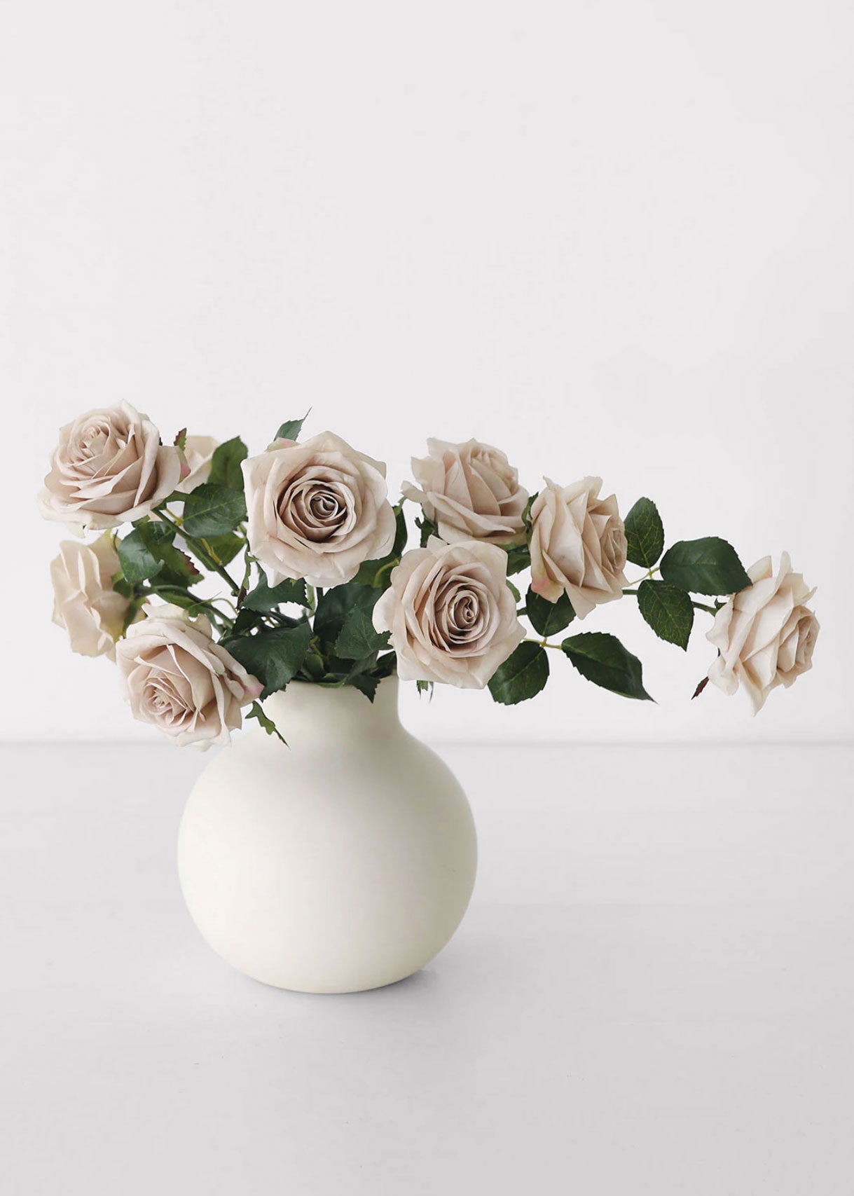 White vase with beige roses 