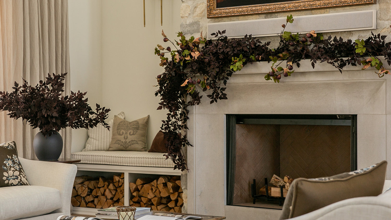 Living room with a fireplace decorated with garlands and plants.