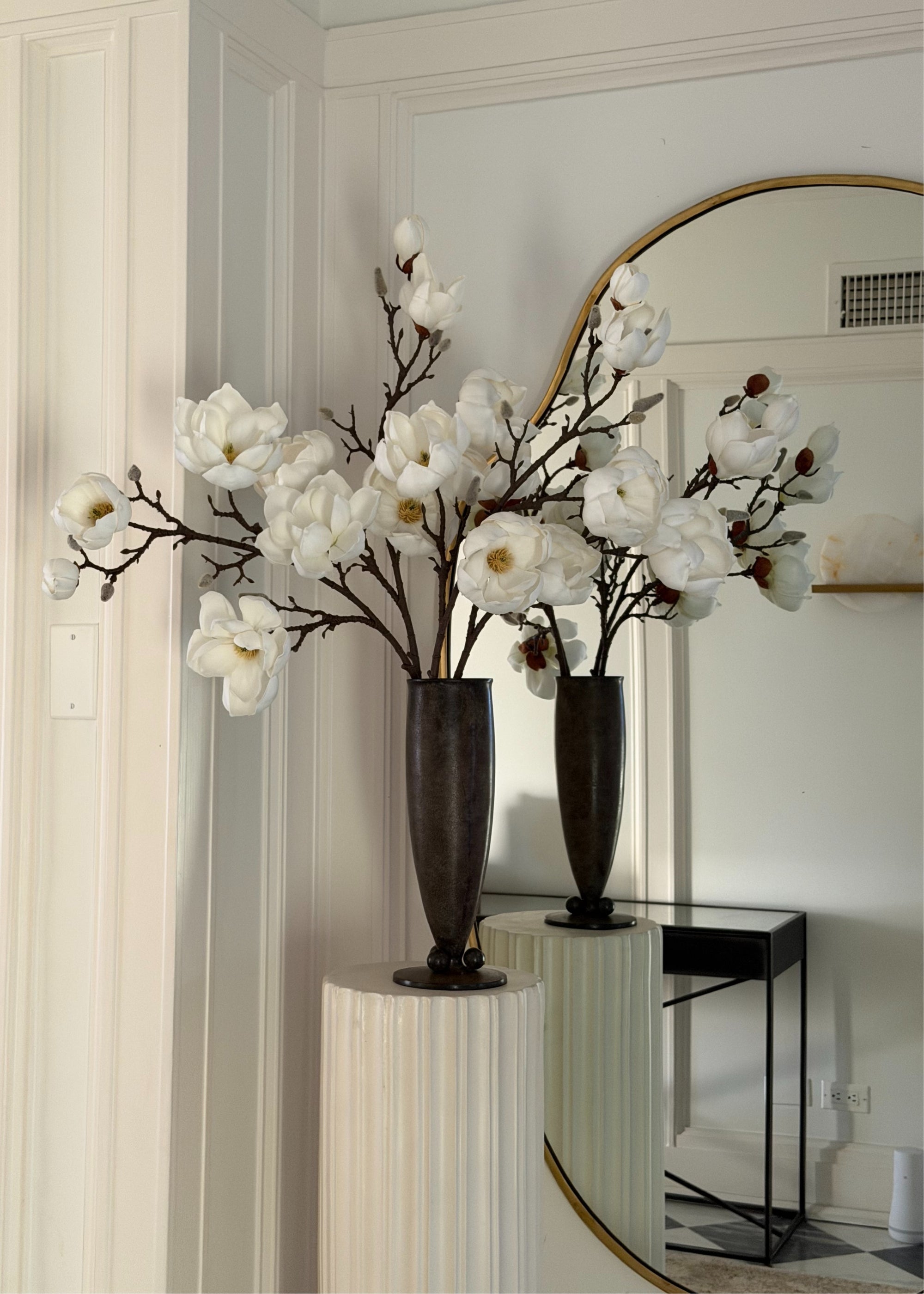 ホワイトマグノリア造花 アレンジメント Magnolia Branch in White | Realistic Faux Flowers at Afloral