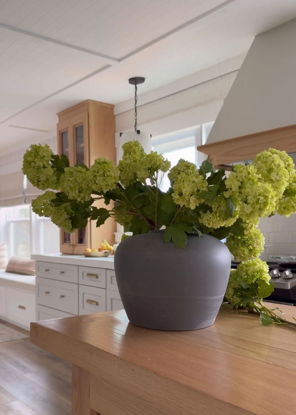 Styling artificial Snowballs in a slate gray vase