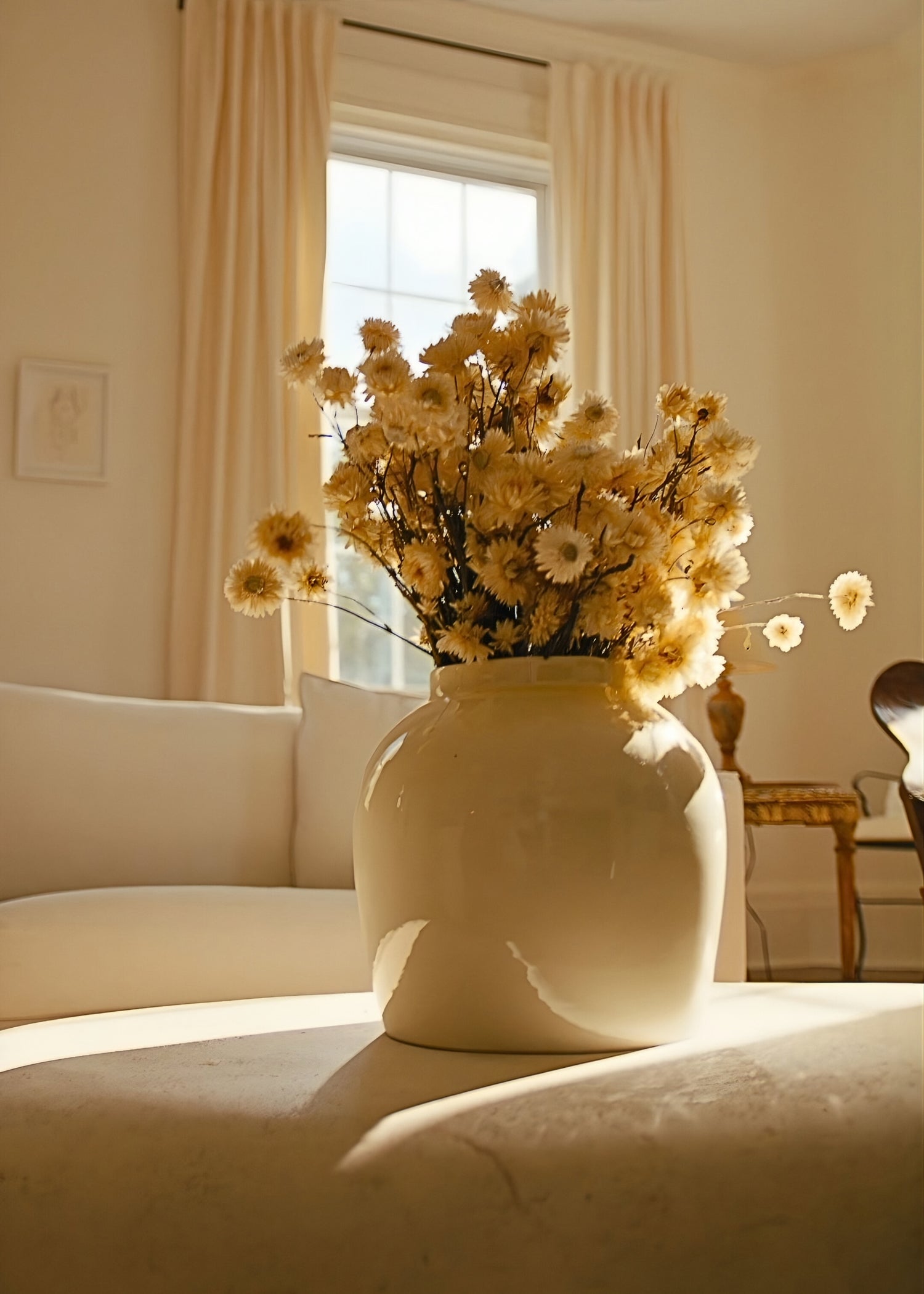 styling dried everlastings in a vase