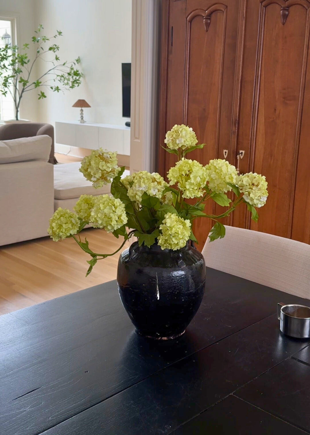 Video arranging green snowball flower bundles